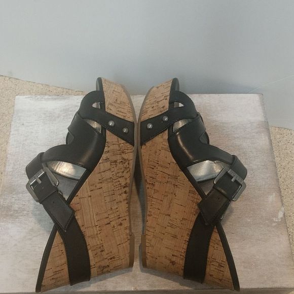 👍 Guess Wedge platform Sandals.  S3 - Picture 2 of 7